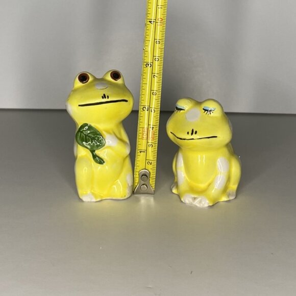 Ceramic Vintage Yellow Polka Dot Frog Couple Salt & Pepper Shakers - Picture 2 of 9